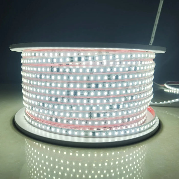 Bande LED étanche 220V blanc chaud déroulée sur une surface
