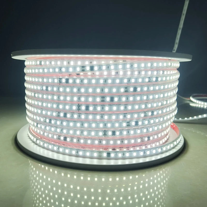 Bande LED étanche 220V blanc chaud roulée sur fond blanc