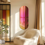 Un miroir ovale aux reflets colorés, posé sur un mur clair, complète cette pièce lumineuse et élégante, avec un fauteuil douillet et une plante verte.