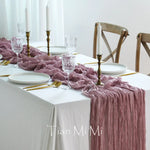 Une table élégamment dressée avec de beaux accessoires, créant une ambiance raffinée et chaleureuse.