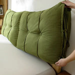 Coussin de tête de lit dans une chambre à coucher avec décoration textile coordonnée