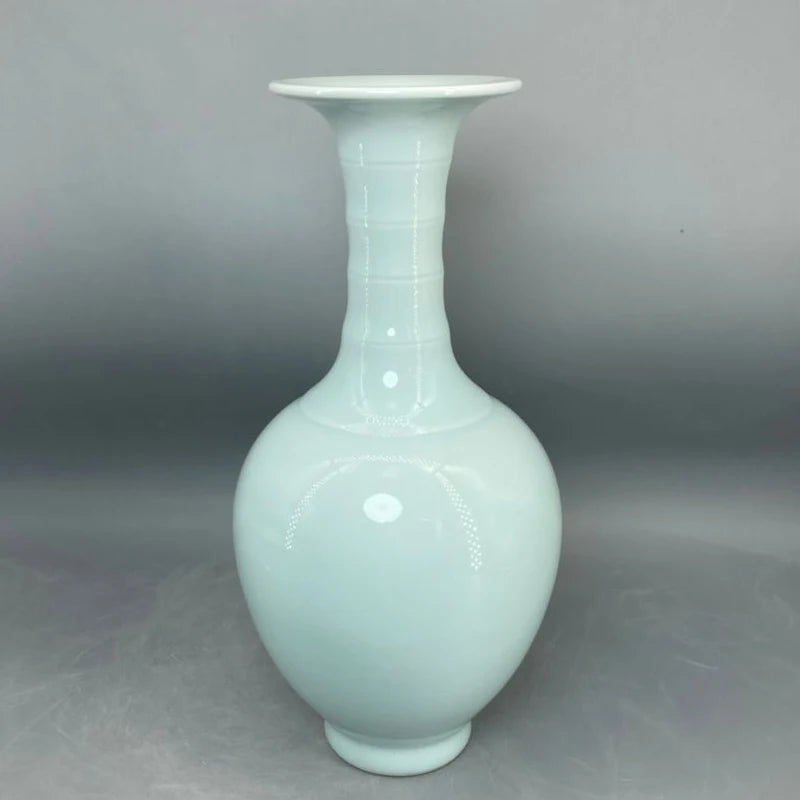 Vase décoratif vintage en porcelaine blanche lisse et brillante avec une forme élégante et épurée.
