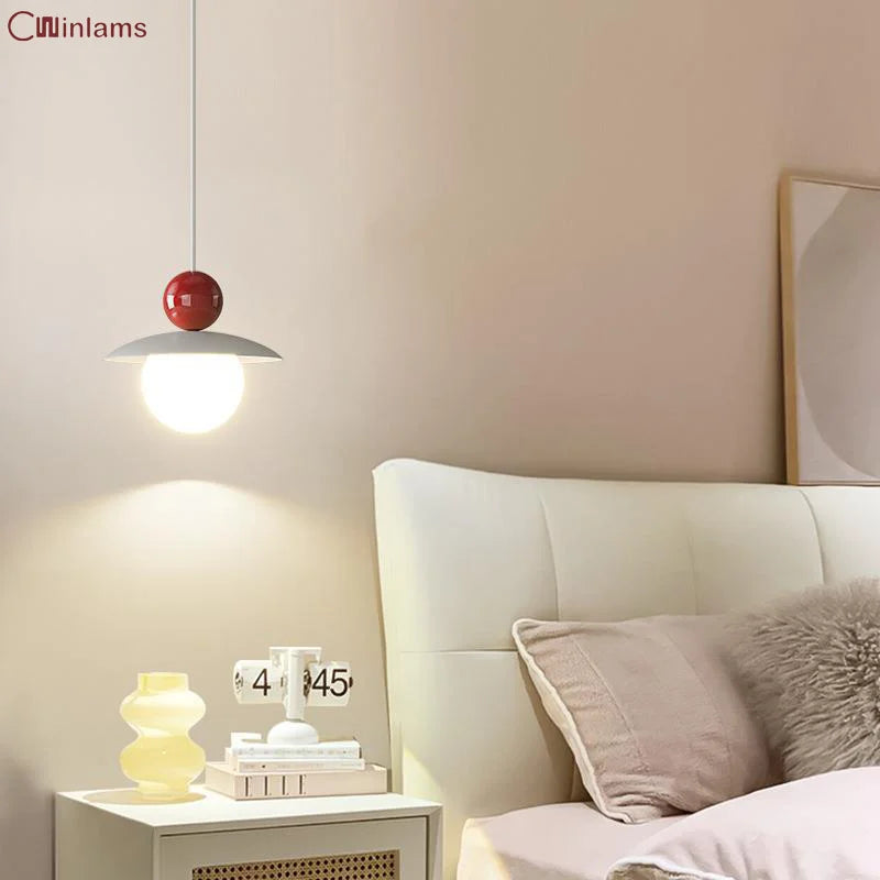 Suspension lampe de chevet moderne rouge sur fond blanc