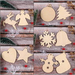 Détail d'une boule de Noël en bois brut prête à être décorée