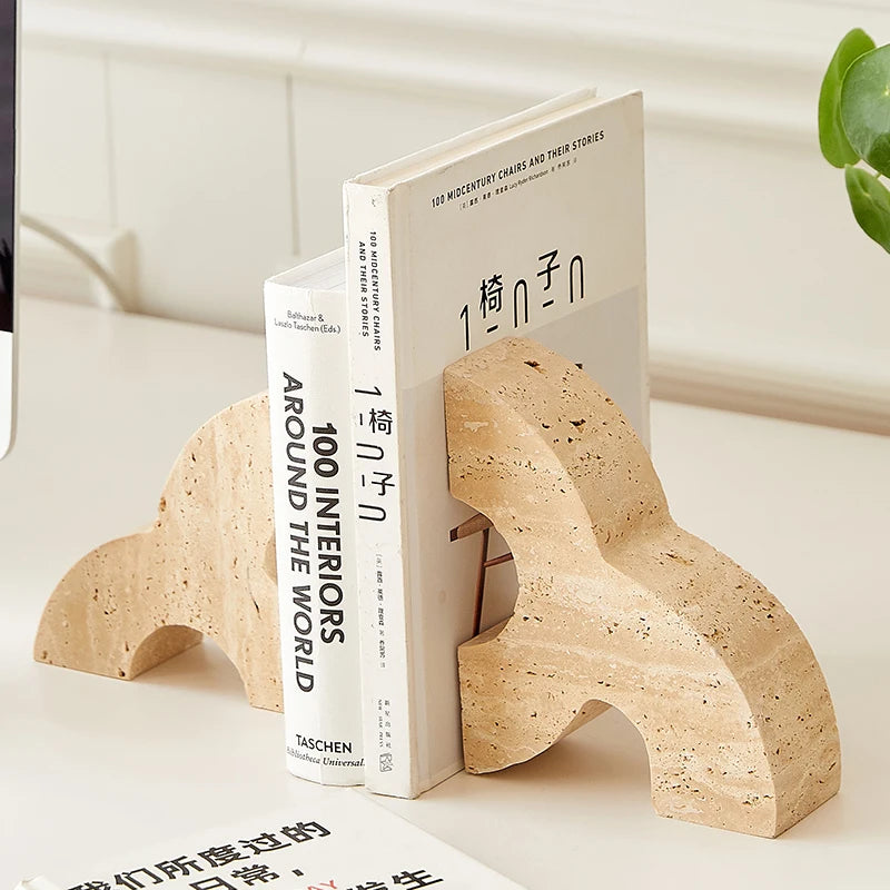 Serre-livres en travertin organisant des livres dans une bibliothèque