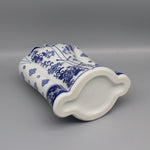 Un bol en céramique de style chinois bleu et blanc avec un motif floral décoratif.