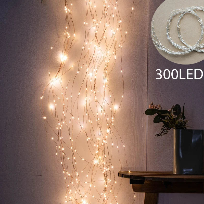 Rideau lumineux cascade 600 LED blanc chaud allumé dans une chambre