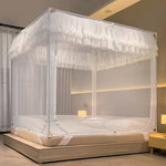 Lit à baldaquin blanc élégant avec rideaux et design contemporain, créant une atmosphère apaisante et luxueuse dans la chambre.