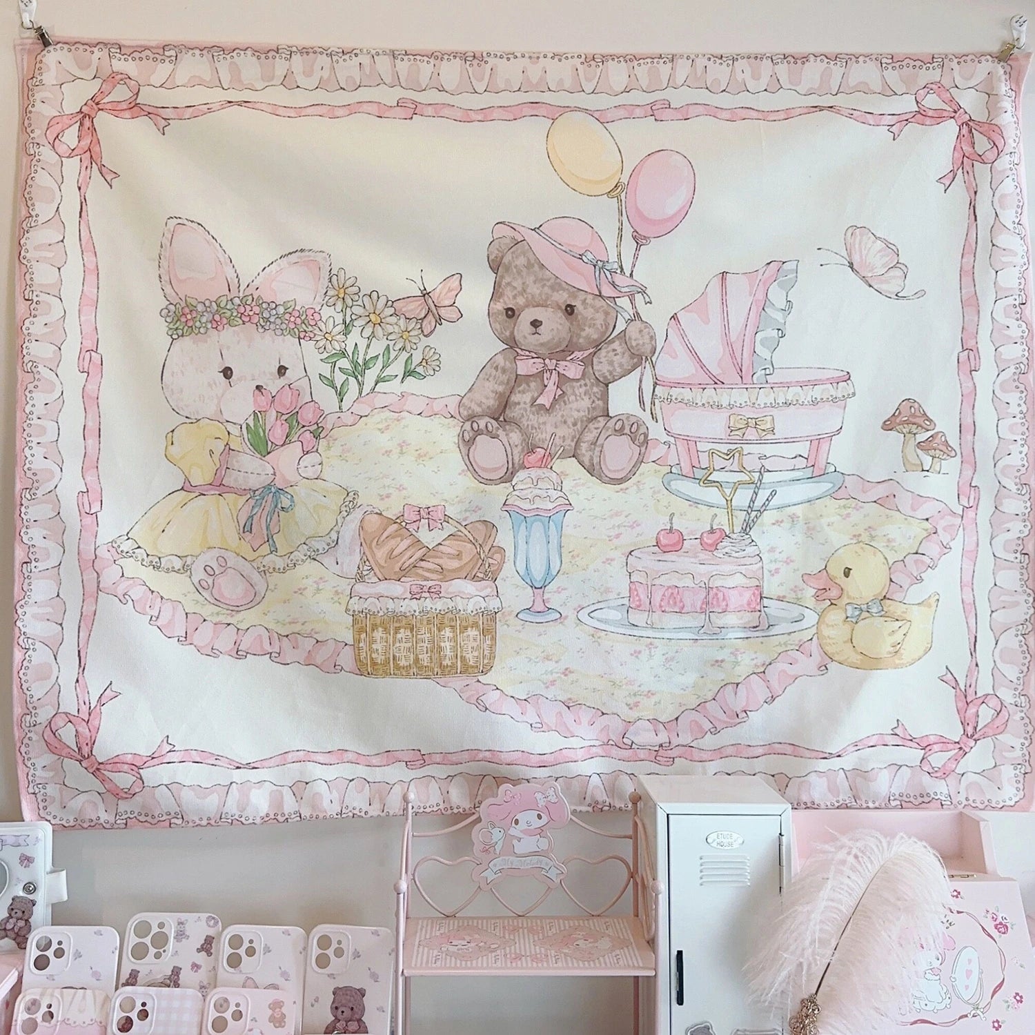 Tapisserie rose Kawaii accrochée au mur dans une chambre d'ado