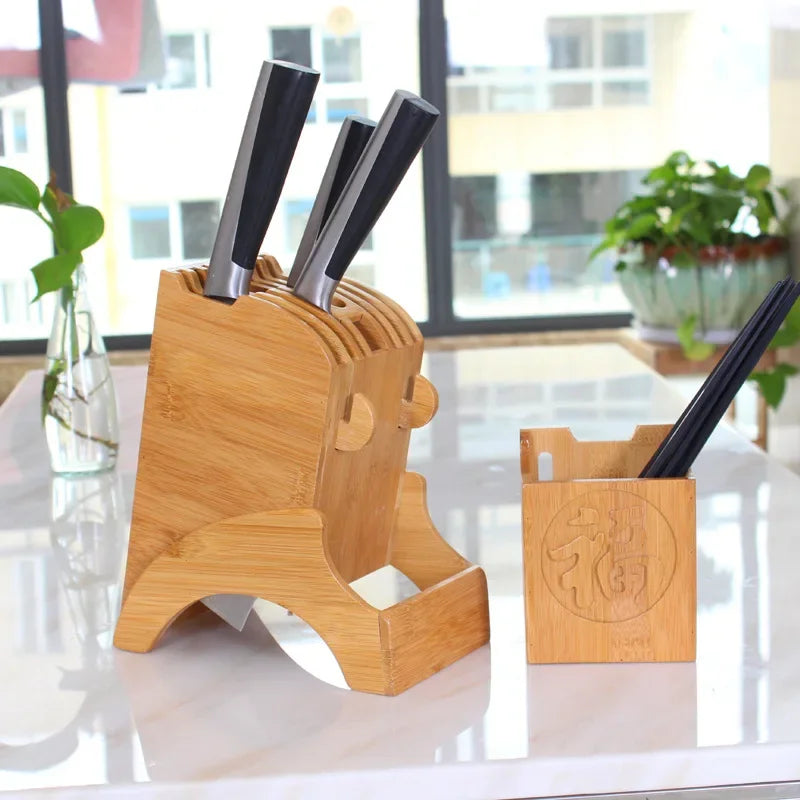 Bloc couteaux en bambou sur plan de travail cuisine