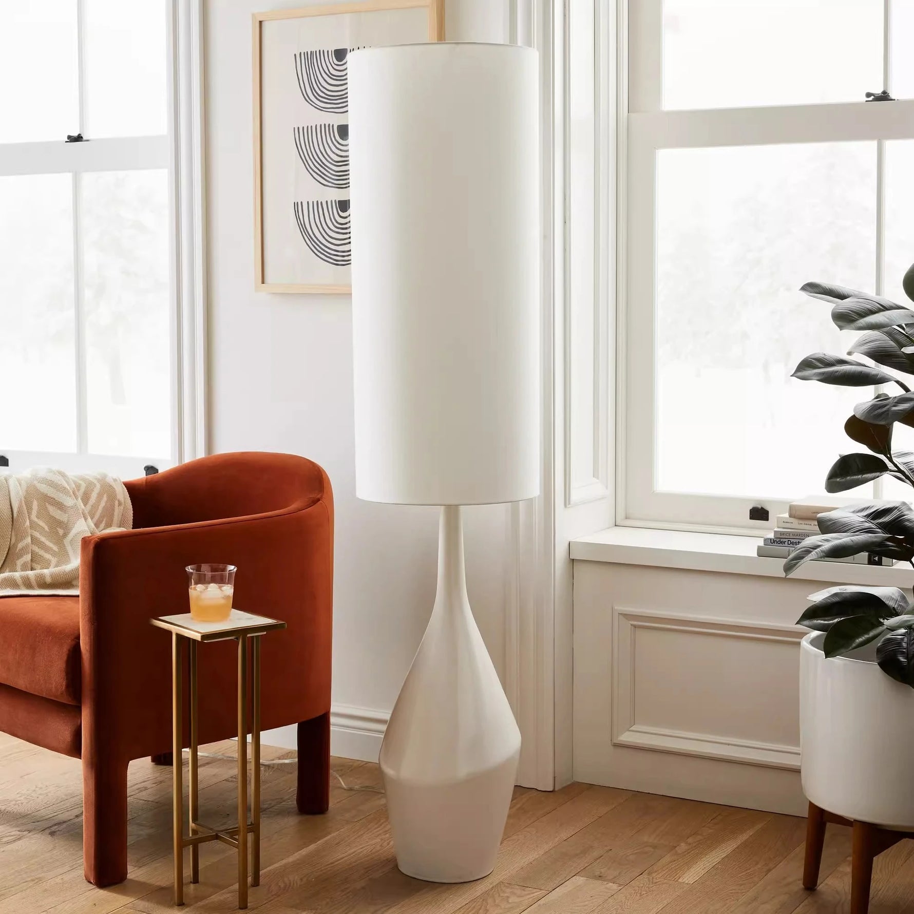 Lampadaire scandinave crème dans une chambre cosy