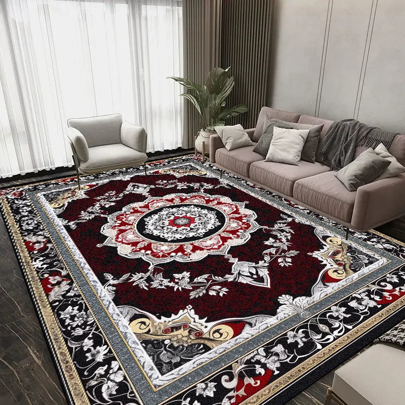 Tapis d'intérieur de style oriental avec des motifs floraux et des couleurs sombres, placé dans un salon élégant aux murs gris et aux rideaux de fenêtre.