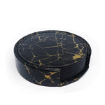 Cette image représente un ensemble de dessous de plat circulaires en marbre noir et or, disposés les uns sur les autres, créant un motif élégant et sophistiqué.