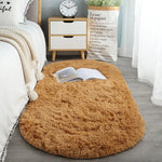 Tapis ovale blanc moelleux dans une chambre blanche