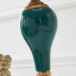 Lampe allumée avec éclairage doux vert dans une chambre
