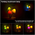 Lampe champignon rose allumée dans une chambre