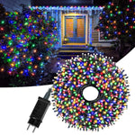 Guirlande lumineuse LED Noël bleue de 100 mètres allumée dans un jardin