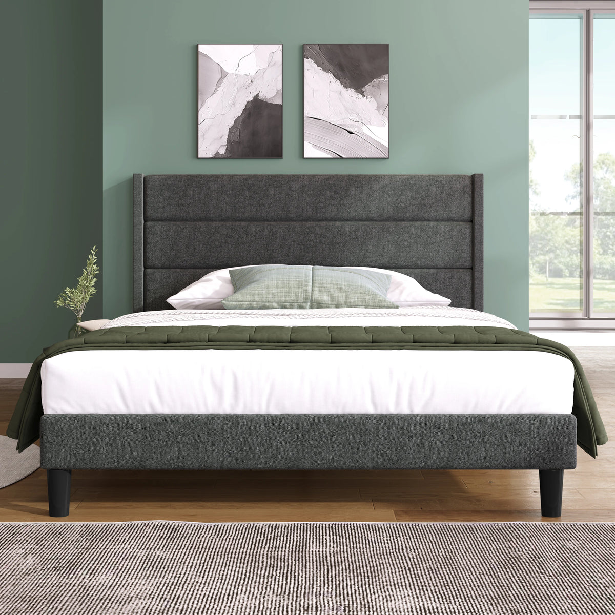 Vue d'ensemble du lit dans une chambre décorée style scandinave