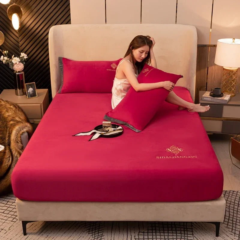 Drap-housse en flanelle velours épais couleur bordeaux sur lit King