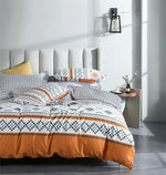 Détail du motif géométrique orange de la housse de couette