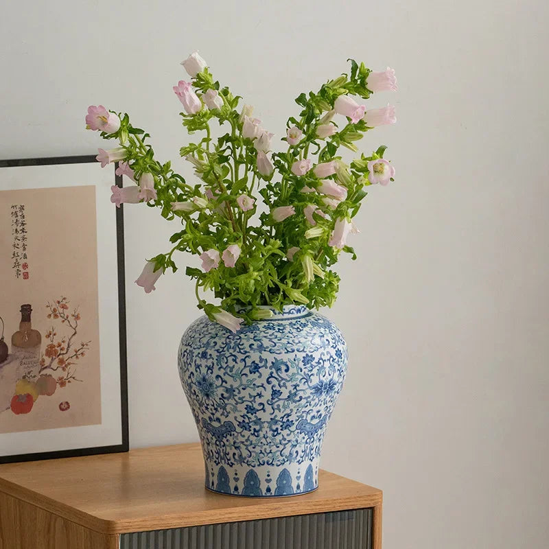 Vase bleu et blanc avec fleurs séchées