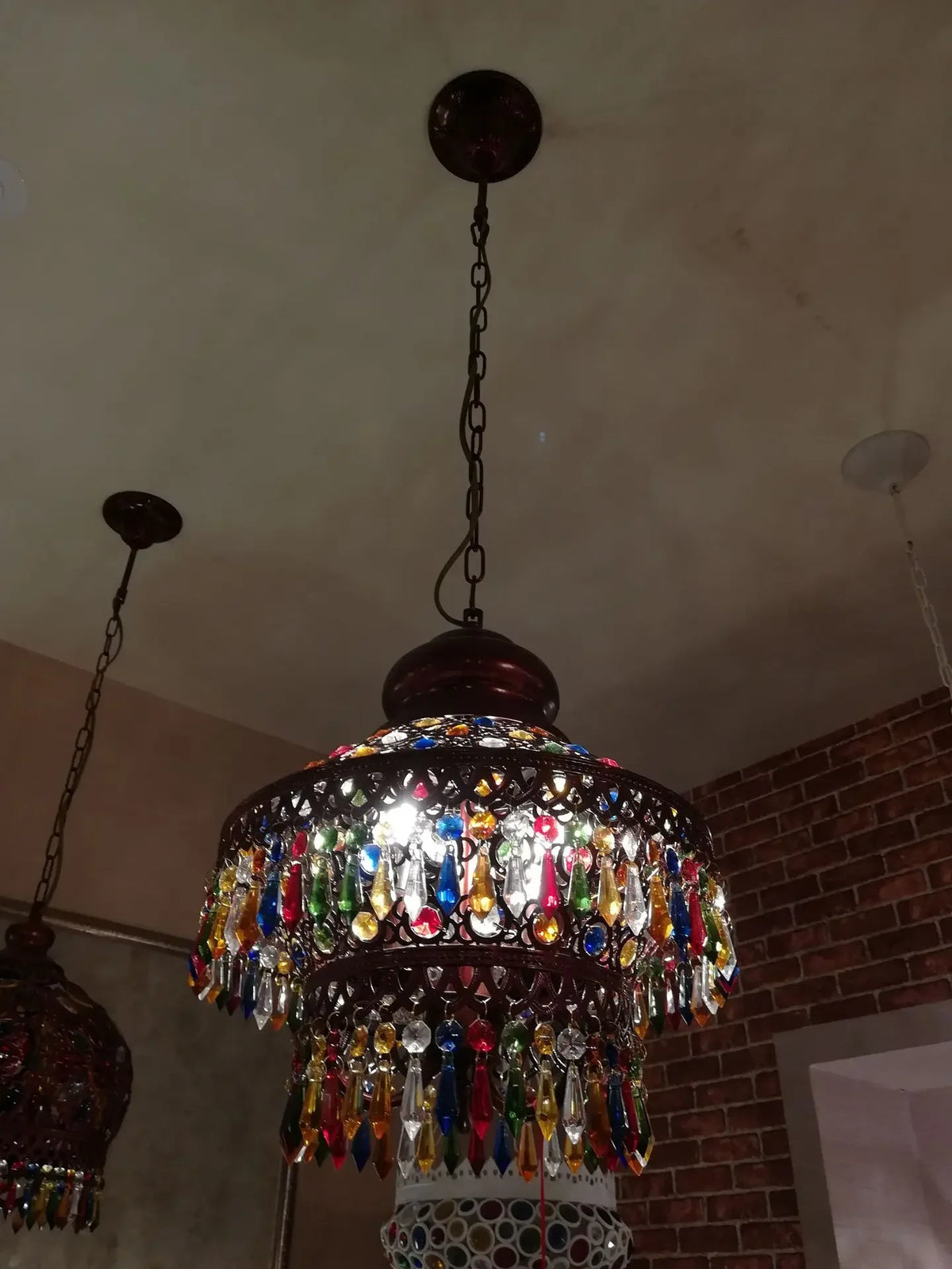 Lampe suspendue cristal coloré dans une chambre