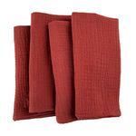 Piles de serviettes rouges en tissu éponge.