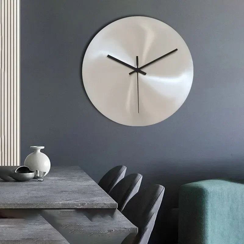Détail de la finition métallique polie de l'horloge murale argentée