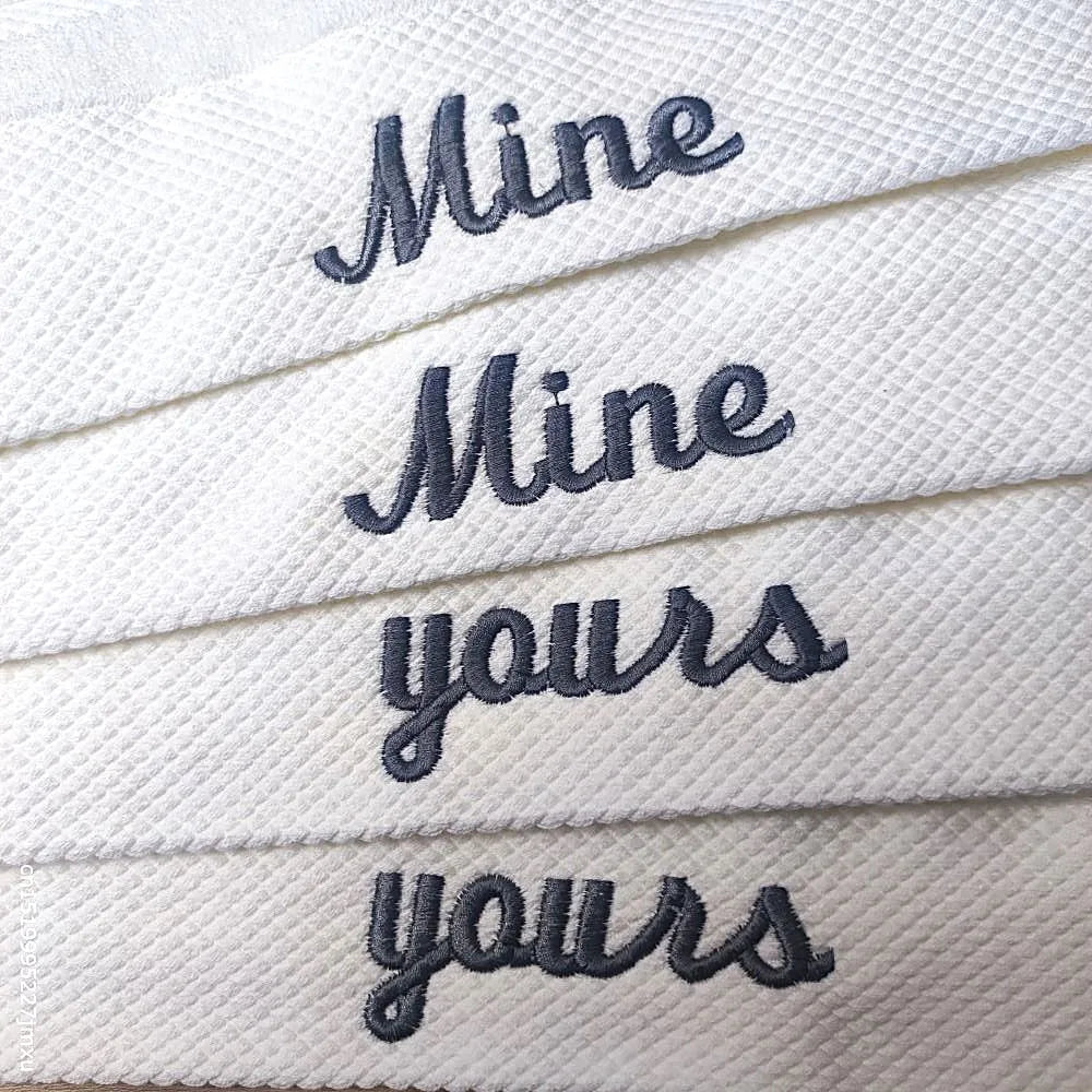 Serviette de bain brodée pliée sur porte-serviette