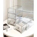 Tiroir de bureau transparent sur un bureau avec fournitures de bureau