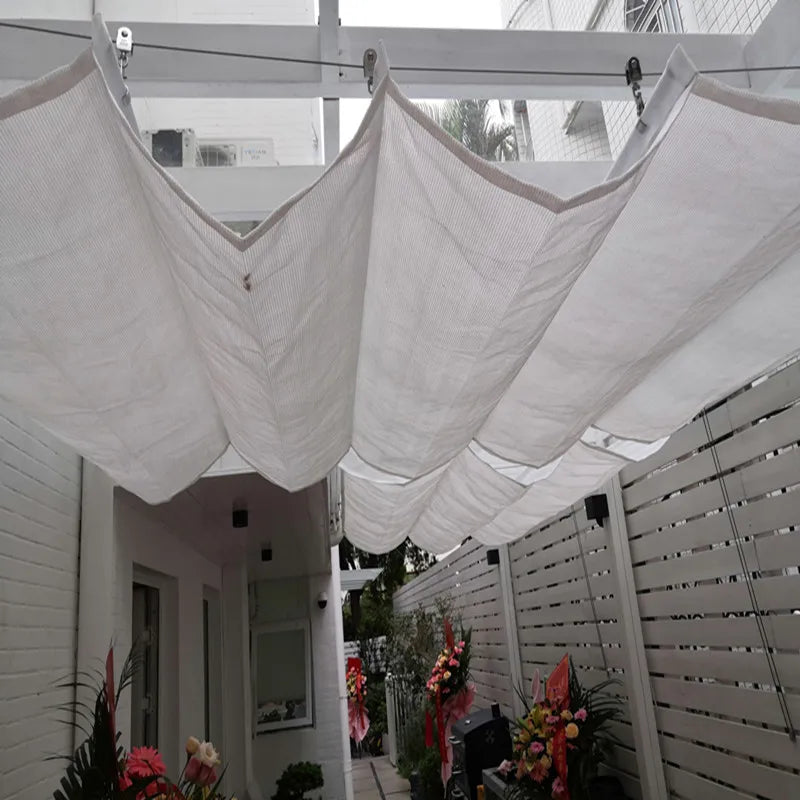 Voile d'ombrage coulissante ondulée dans un jardin