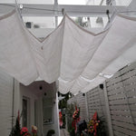 Voile d'ombrage coulissante ondulée dans un jardin