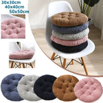 Coussin rond velours côtelé violet sur chaise de bureau
