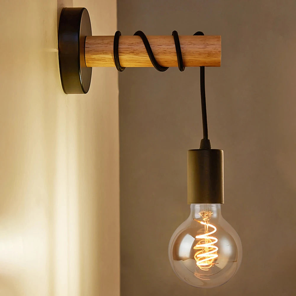 Applique murale en bois installée dans une entrée avec miroir