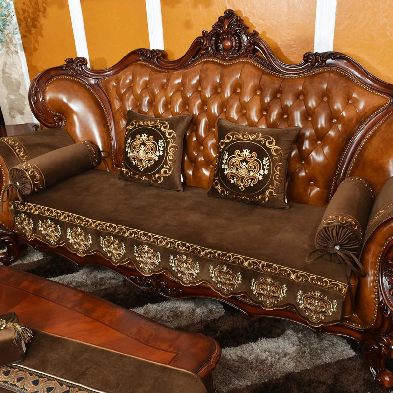 Un canapé d'inspiration baroque, à l'allure imposante et au design richement décoré, avec des coussins ornés de motifs élaborés, créant une atmosphère de luxe et de sophistication.