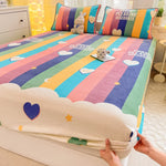 Détail du tissu jacquard avec motif dessin animé sur le drap-housse