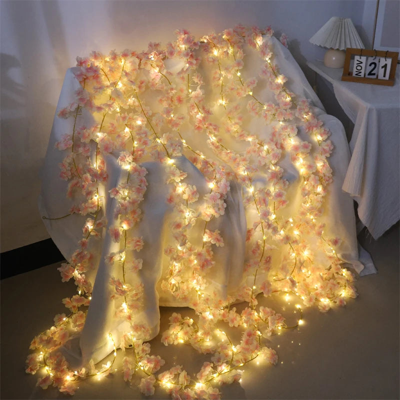 Détail des fleurs artificielles et des lumières LED sur la guirlande fleur de cerisier