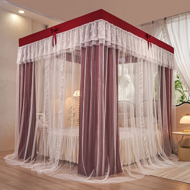 Un lit à baldaquin élégant et sophistiqué avec des rideaux bordeaux et blancs, créant une atmosphère romantique et cocooning dans cette chambre.