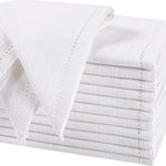 Des serviettes de bain blanches et moelleuses avec une texture en pointillé délicate.