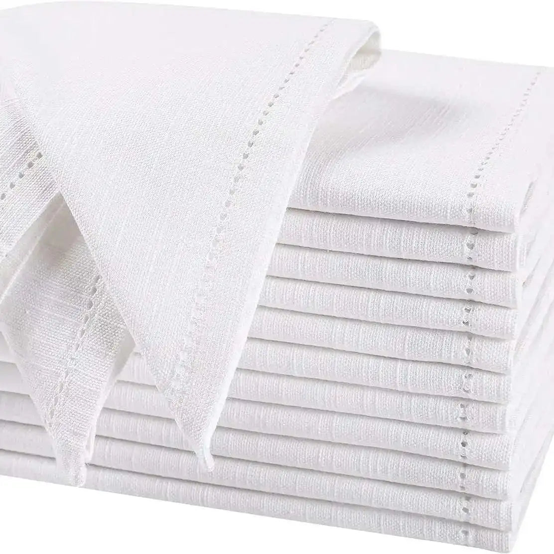 Des serviettes de bain blanches et moelleuses avec une texture en pointillé délicate.