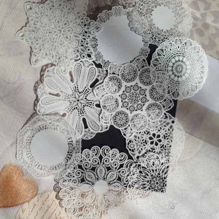 Napperon papier dentelle mandala blanc sur table en bois