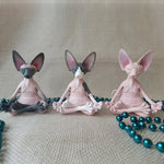 Figurine verte clair chat spirituel pour yoga et jardin