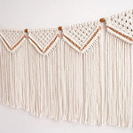 Détail artisanal de la tenture murale en macramé blanc crème