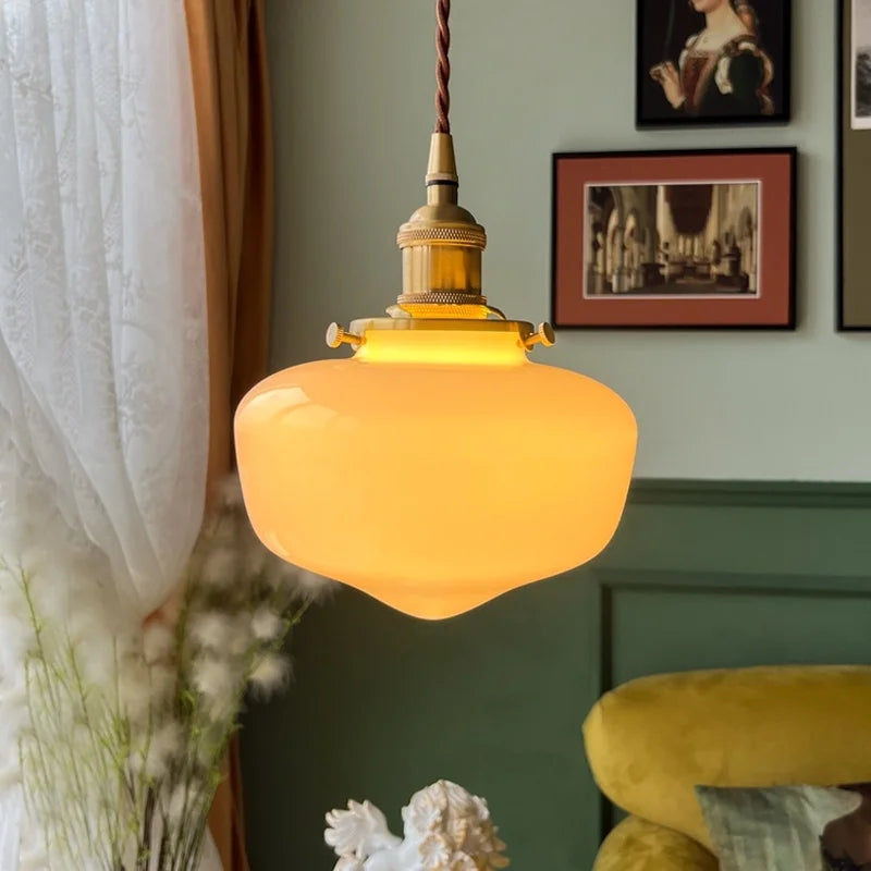 Suspension en verre LED au-dessus d'une table de chevet en bois