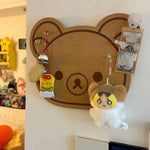 Panneau de décoration murale en feutre ours Rilakkumas blanc sur mur de chambre d'enfant