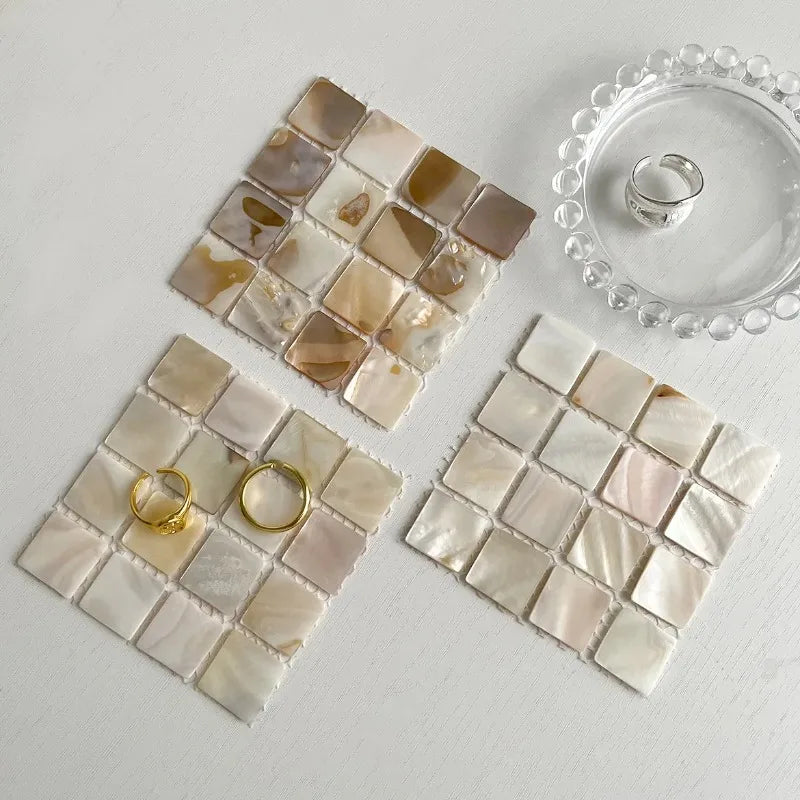 Sous-verre carré en coquille de conque naturelle de couleur blanche avec décoration méditerranéenne