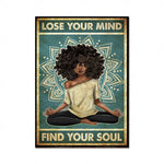Une femme avec des cheveux bouclés noirs médite dans un cadre ornemental d'un ton vert et or, avec le texte "Perdez votre esprit, trouvez votre âme".