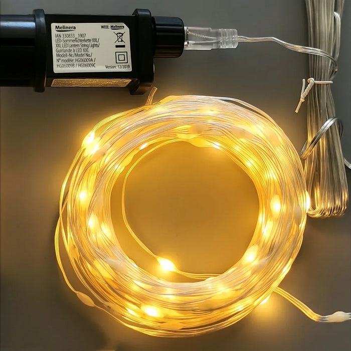 Guirlande lumineuse LED étanche décorant un jardin la nuit