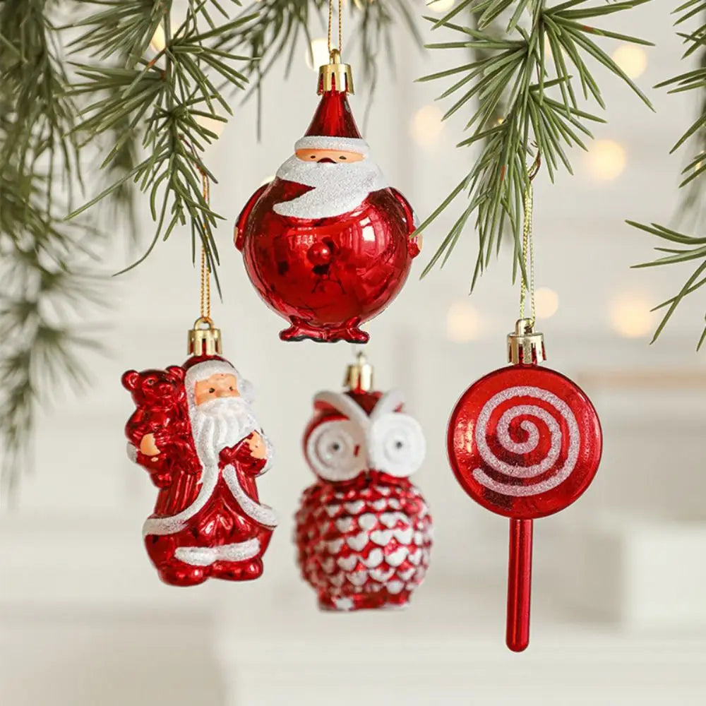 Décoration suspendue de Noël hibou Père Noël rouge et blanc accrochée à une branche de sapin