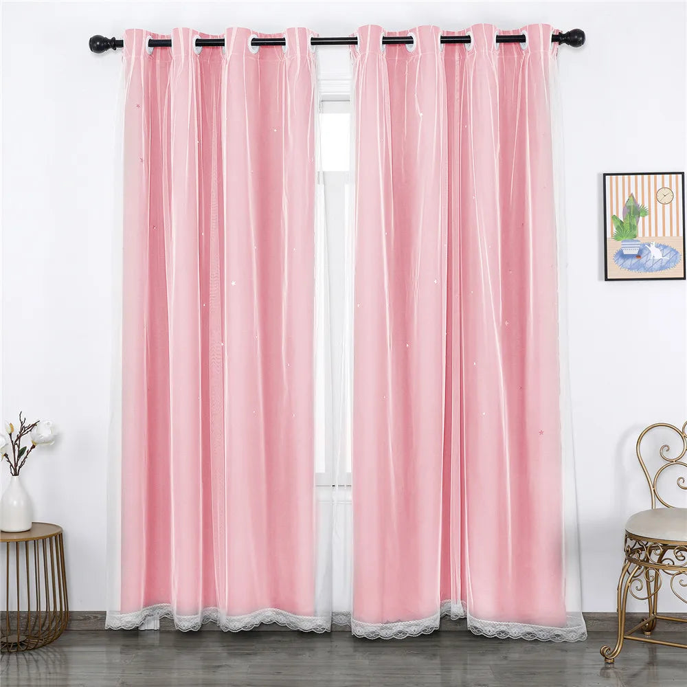 Image d'élégants rideaux de couleur rose, finement drapés et créant une atmosphère chaleureuse et accueillante dans une pièce. Ces rideaux roses, faits d'un matériau de haute qualité, ajoutent une touche de charme et de féminité à la décoration intérieure. Parfaits pour ajouter une touche de couleur et de style à n'importe quel espace.